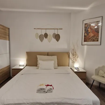 Fully Renovated By Andel Metro *