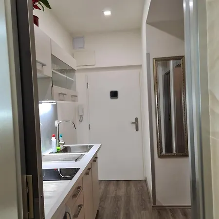 Fully Renovated By Andel Metro Apartment *