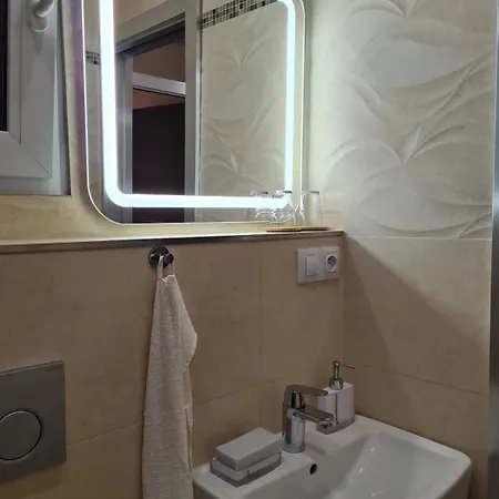 Fully Renovated By Andel Metro *