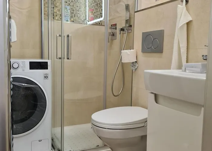 Fully Renovated By Andel Metro דירה *