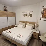 Appartamento Fully Renovated By Andel Metro *