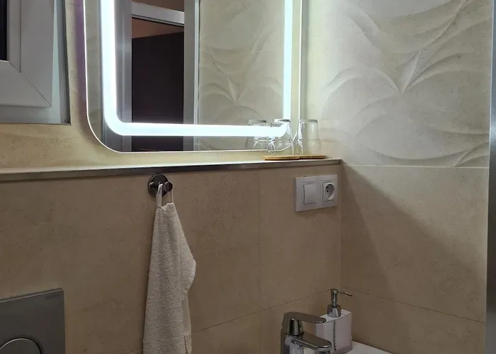 Fully Renovated By Andel Metro *
